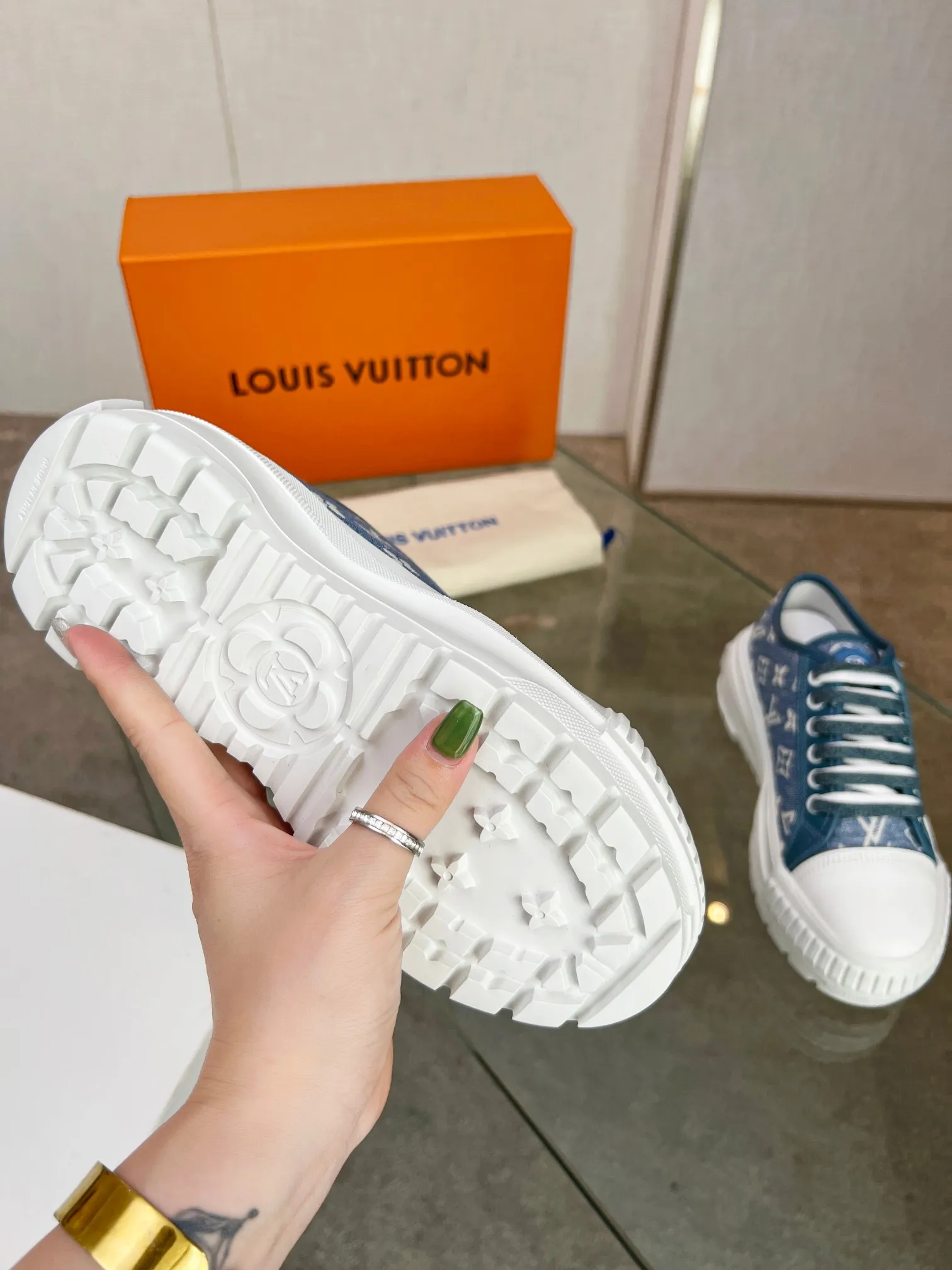 👟👟Ex-factory price 440👟👟 This LV Squad sneaker is made of Monogram denim to stretch out the midsummer comfort. The same color leather outlines the edges, the rubber LV Circle logo embellishes the tongue, and the thick yet lightweight rubber outsole upgrades the comfort again. Yardage: 35-41.
